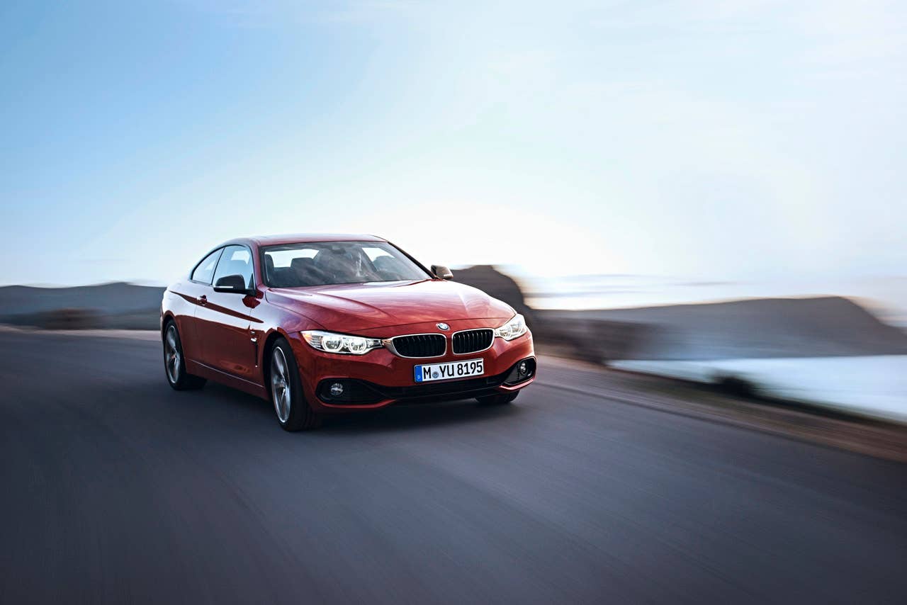 BMW 435i Coup Sport Line, Melbourne Rot, 306 PS, 400 Nm, Interieur: Leder Dakota Schwarz, Alu Lngsschliff fein, Akzentleiste korallrot matt
