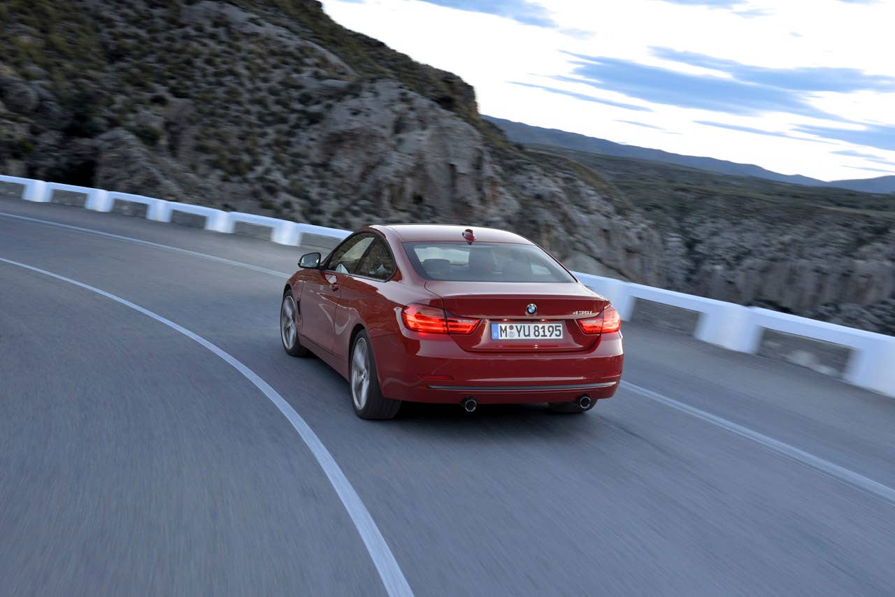 BMW 435i Coup Sport Line, Melbourne Rot, 306 PS, 400 Nm, Interieur: Leder Dakota Schwarz, Alu Lngsschliff fein, Akzentleiste korallrot matt