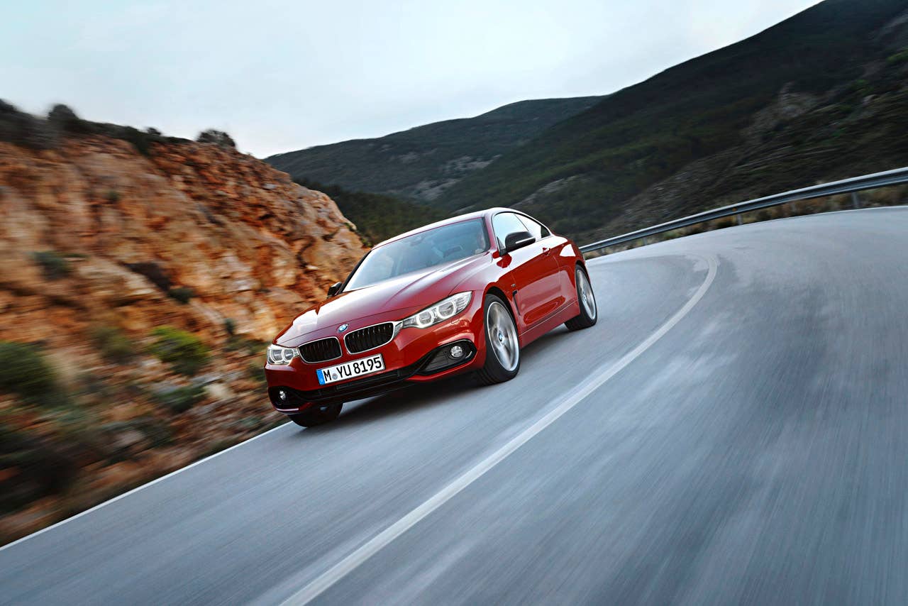 BMW 435i Coup Sport Line, Melbourne Rot, 306 PS, 400 Nm, Interieur: Leder Dakota Schwarz, Alu Lngsschliff fein, Akzentleiste korallrot matt