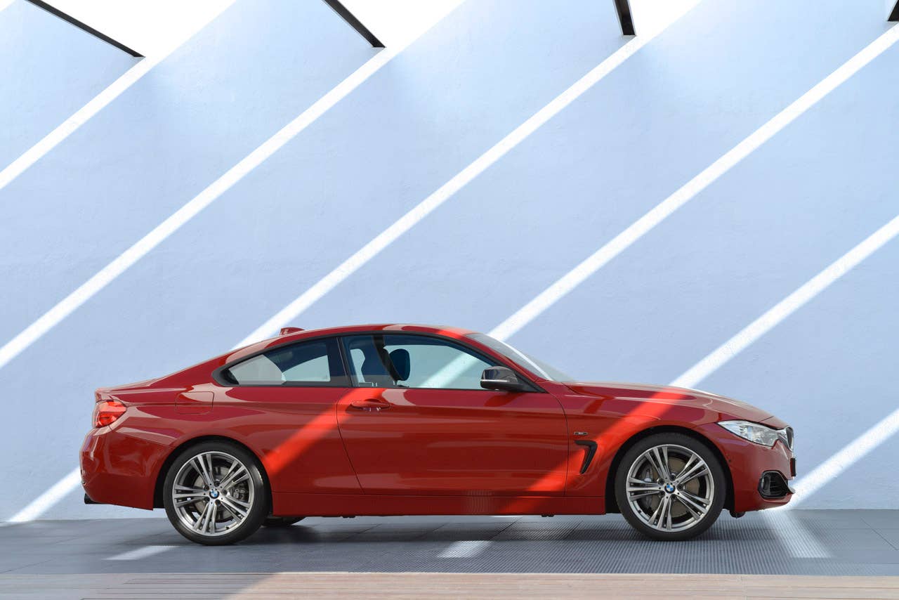 BMW 435i Coup Sport Line, Melbourne Rot, 306 PS, 400 Nm, Interieur: Leder Dakota Schwarz, Alu Lngsschliff fein, Akzentleiste korallrot matt