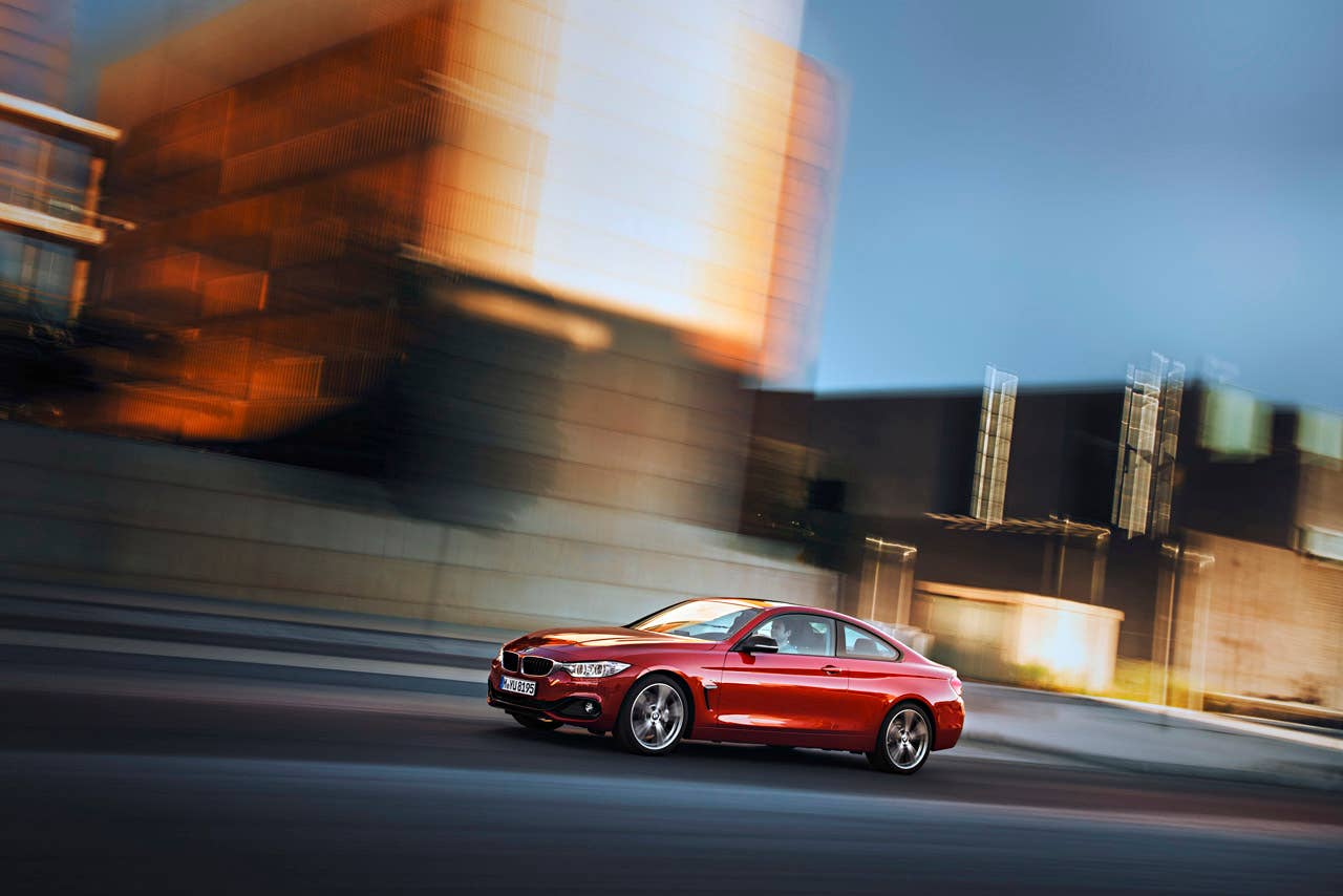 BMW 435i Coup Sport Line, Melbourne Rot, 306 PS, 400 Nm, Interieur: Leder Dakota Schwarz, Alu Lngsschliff fein, Akzentleiste korallrot matt