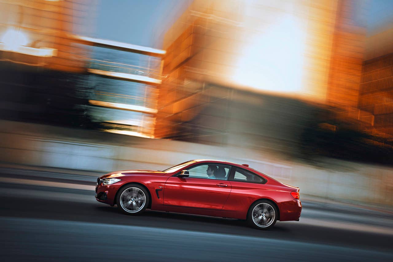 BMW 435i Coup Sport Line, Melbourne Rot, 306 PS, 400 Nm, Interieur: Leder Dakota Schwarz, Alu Lngsschliff fein, Akzentleiste korallrot matt