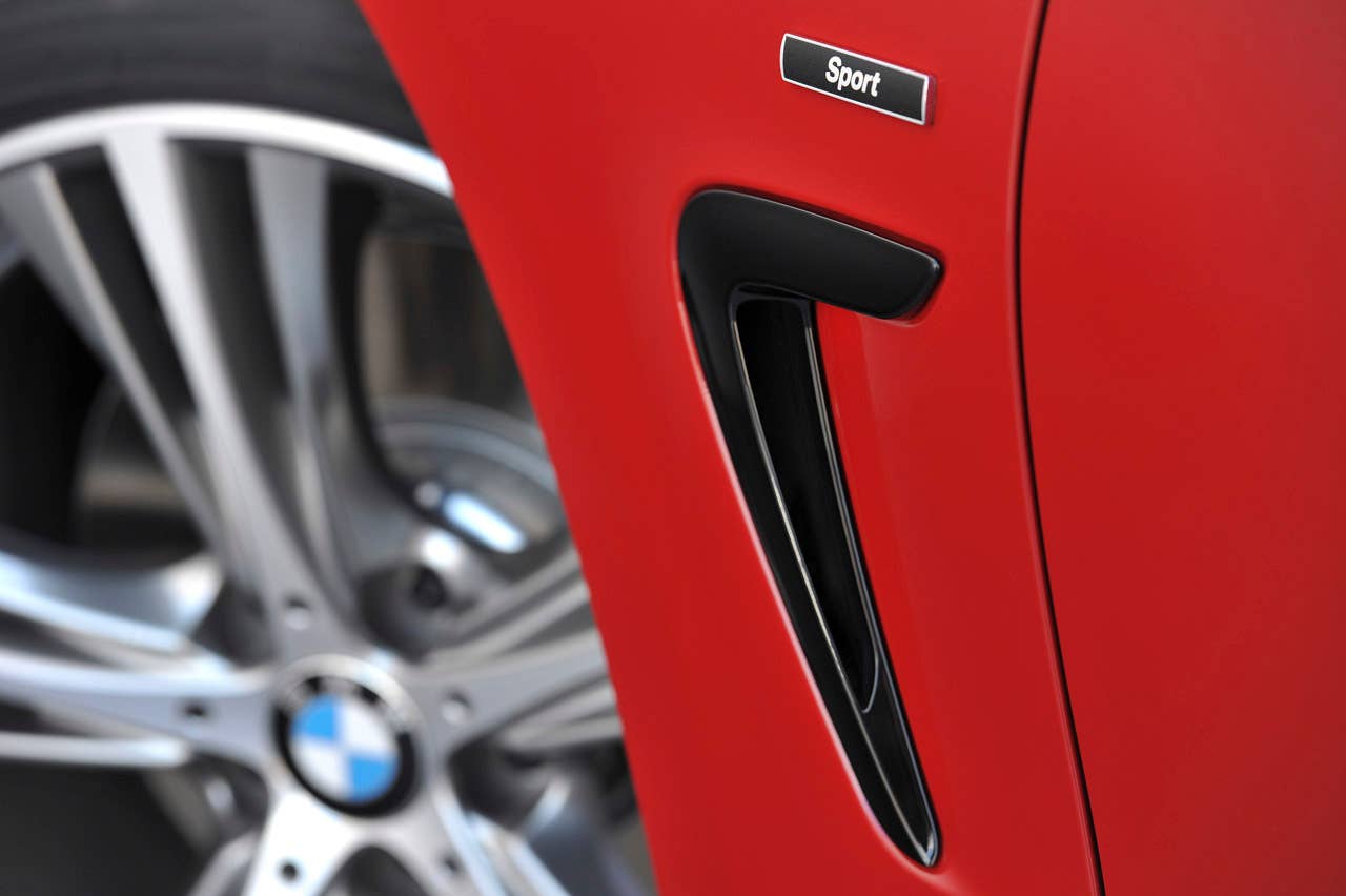 BMW 435i Coup Sport Line, Melbourne Rot, 306 PS, 400 Nm, Interieur: Leder Dakota Schwarz, Alu Lngsschliff fein, Akzentleiste korallrot matt