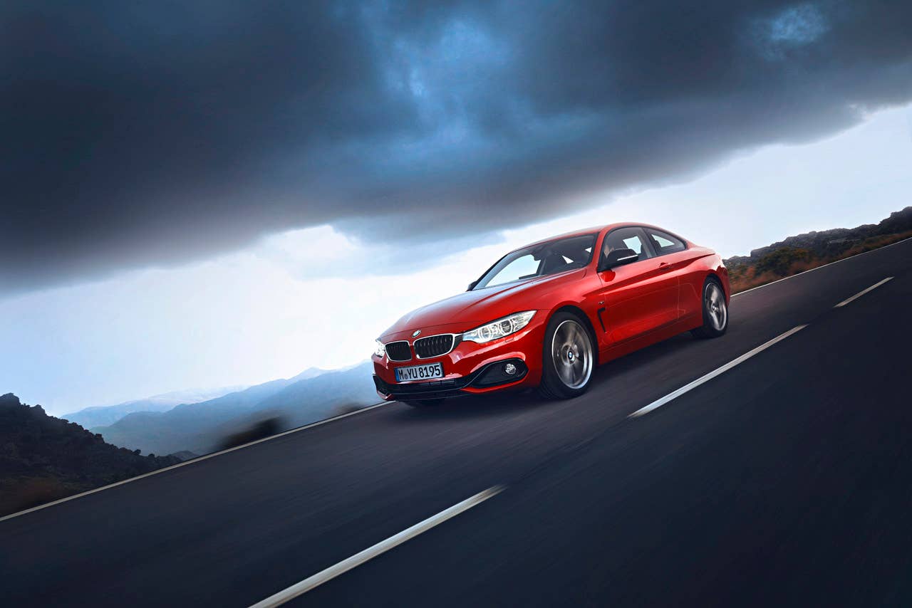 BMW 435i Coup Sport Line, Melbourne Rot, 306 PS, 400 Nm, Interieur: Leder Dakota Schwarz, Alu Lngsschliff fein, Akzentleiste korallrot matt