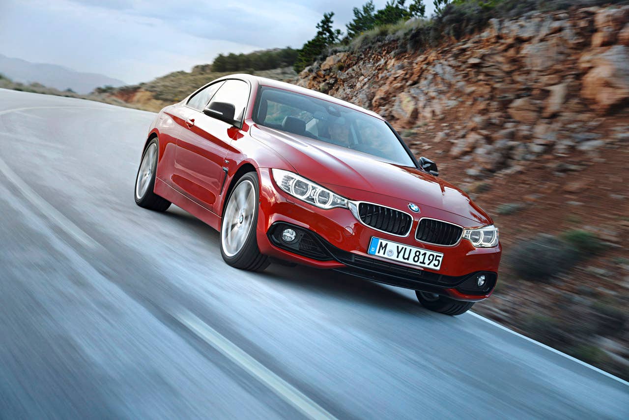 BMW 435i Coup Sport Line, Melbourne Rot, 306 PS, 400 Nm, Interieur: Leder Dakota Schwarz, Alu Lngsschliff fein, Akzentleiste korallrot matt