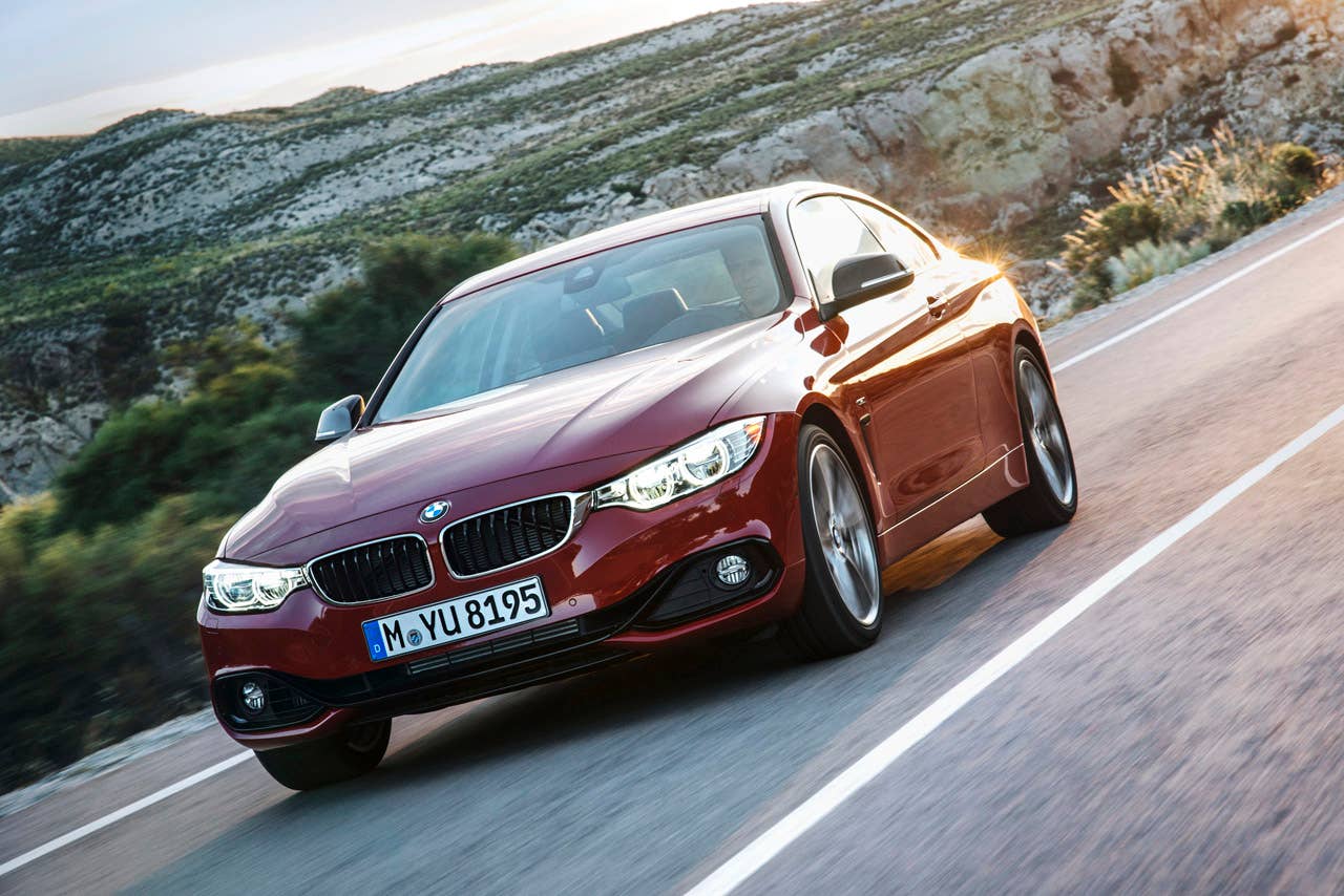 BMW 435i Coup Sport Line, Melbourne Rot, 306 PS, 400 Nm, Interieur: Leder Dakota Schwarz, Alu Lngsschliff fein, Akzentleiste korallrot matt