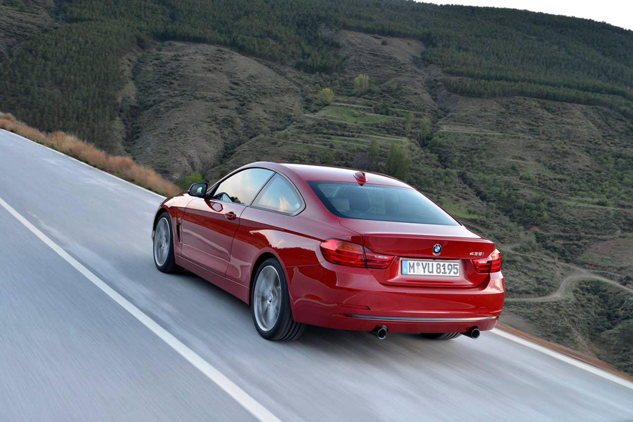 BMW 435i Coup Sport Line, Melbourne Rot, 306 PS, 400 Nm, Interieur: Leder Dakota Schwarz, Alu Lngsschliff fein, Akzentleiste korallrot matt