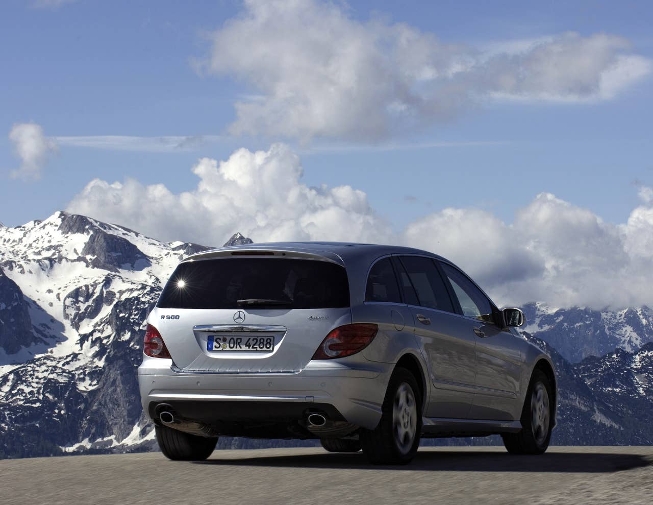 Mercedes-Benz reveals updated R-Class with more features - Autoblog