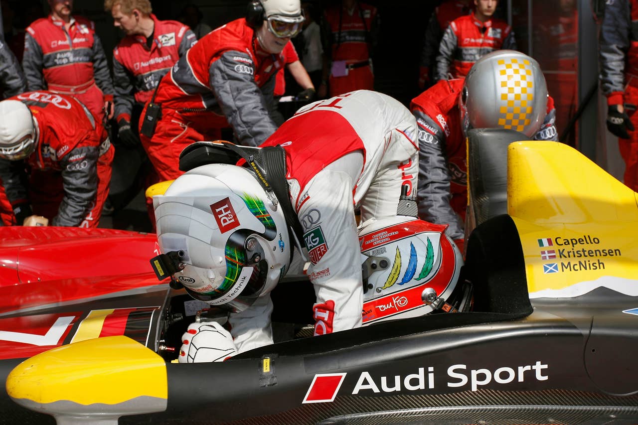 24h Rennen - Le Mans 2010 Fahrerwechsel Allan McNish(GB), Tom Kristensen (DK) Audi R15 TDI #7 (Audi Sport Team Joest)