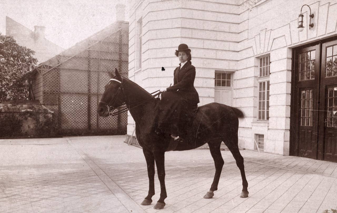 Mercedes Jellinek (1889 bis 1929), Ausritt an der Villa der Familie Jellinek in Baden bei Wien, ca. 1905. Aus dem im Jahr 2012 vom Mercedes-Benz Classic Archiv verffentlichten Konvolut.