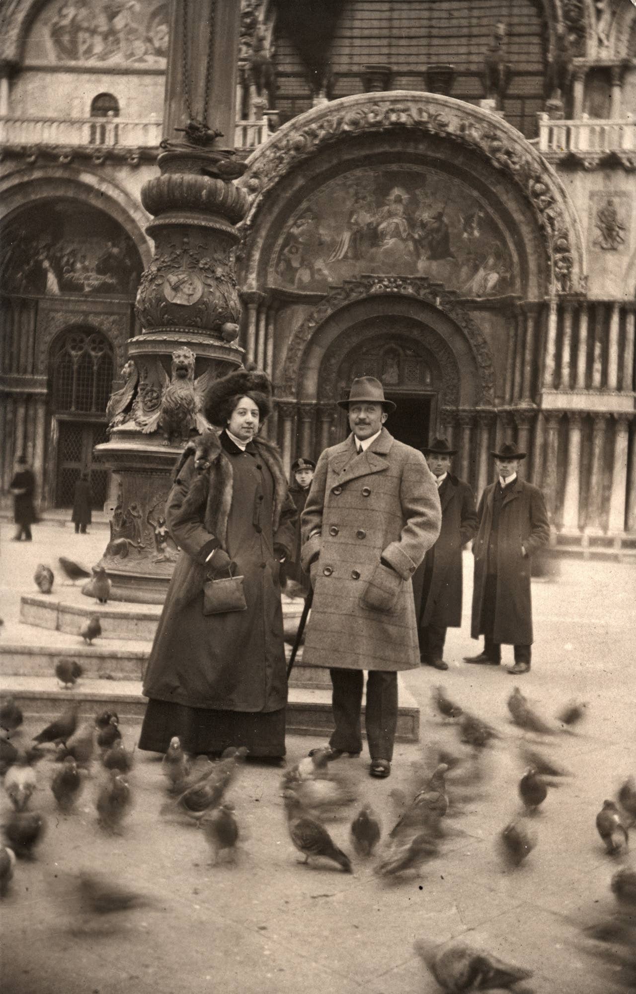 Mercedes Jellinek (1889 bis 1929) und ihr Gatte Carl Schlosser, vermutlich auf der Hochzeitsreise, vor dem Dom San Marco in Venedig, 1909. Aus dem im Jahr 2012 vom Mercedes-Benz Classic Archiv verffentlichten Konvolut.