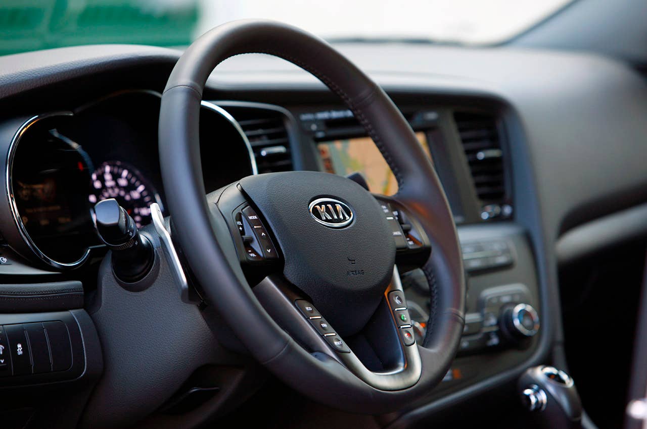 2011 Kia Optima 2.0T steering wheel