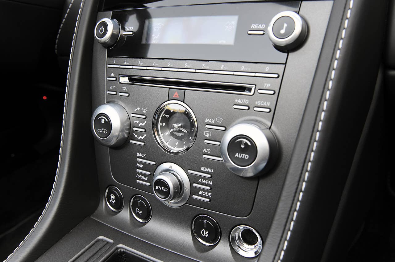 2013 Aston Martin V8 Vantage Roadster instrument panel