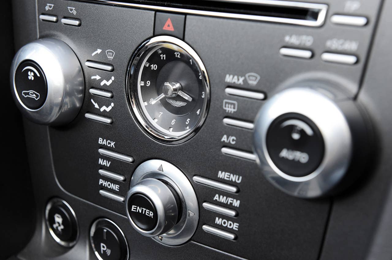 2013 Aston Martin V8 Vantage Roadster instrument panel