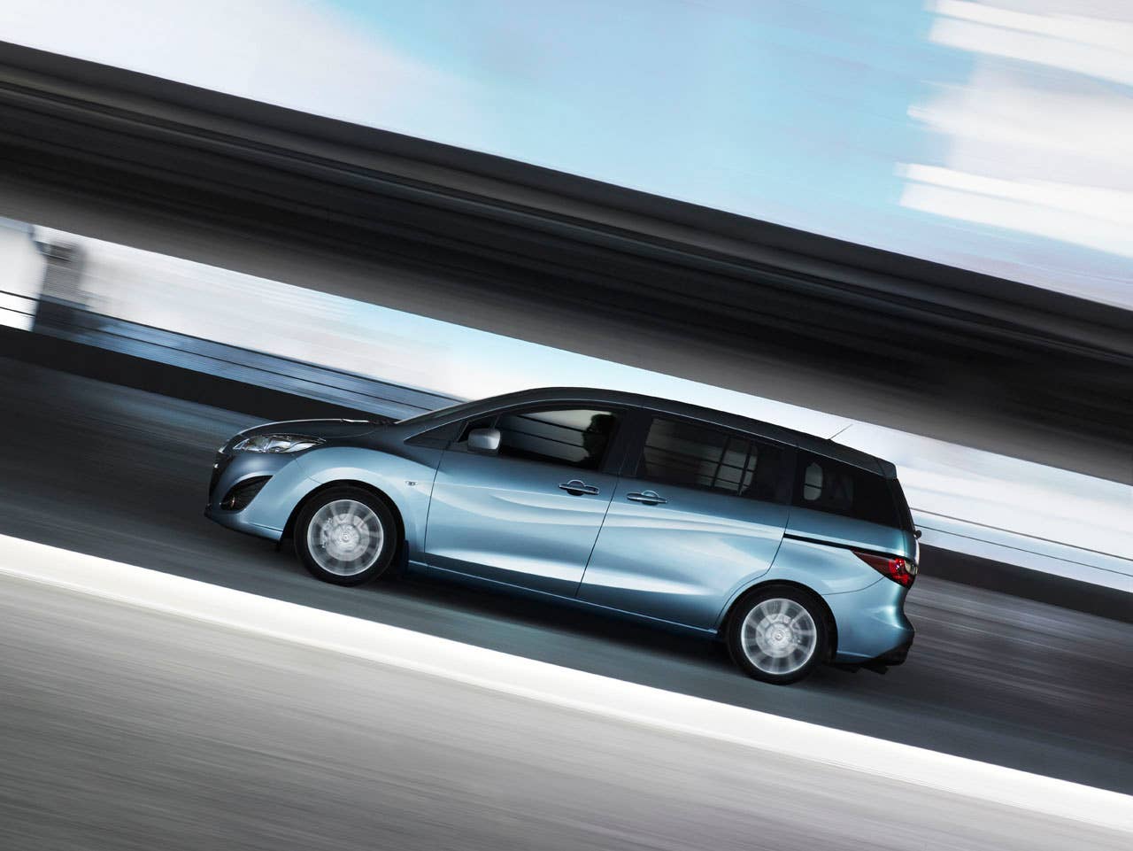 MAZDA5 EU HIGH GRADE (GER), NAP, LHD, 2.0L GE LFG (i-stop), 6MT, 17 Alloys, Discharge Headlight,Front Fog lamps, Rear Fog Lamp, Dark Silver Grille, Front Stone Guard(small), Rain Sensor Wipers, Dark Tinted Glass, Clear Water Blue Metallic, Bluetooth,Leather Steering Wheel & Silver withAudioSwitch, CD Changer & RDS, 6 Speakers, Full Auto A/C, Seat Warmer. (Options fitted -Power Slide Door -Black Leather Interior) (NOTE: Geneva Version is High grade GER version with head lamp cleaner and rear parking sensor removed for cleaner body shape image)