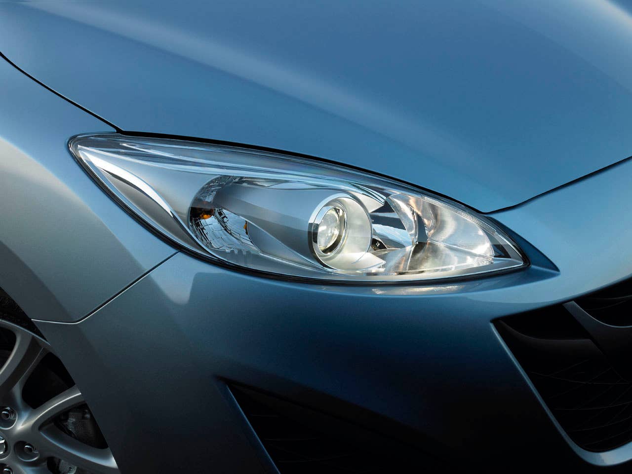 MAZDA5 EU HIGH GRADE (GER), NAP, LHD, 2.0L GE LFG (i-stop), 6MT, 17 Alloys, Discharge Headlight,Front Fog lamps, Rear Fog Lamp, Dark Silver Grille, Front Stone Guard(small), Rain Sensor Wipers, Dark Tinted Glass, Clear Water Blue Metallic, Bluetooth,Leather Steering Wheel & Silver withAudioSwitch, CD Changer & RDS, 6 Speakers, Full Auto A/C, Seat Warmer. (Options fitted -Power Slide Door -Black Leather Interior) (NOTE: Geneva Version is High grade GER version with head lamp cleaner and rear parking sensor removed for cleaner body shape image)