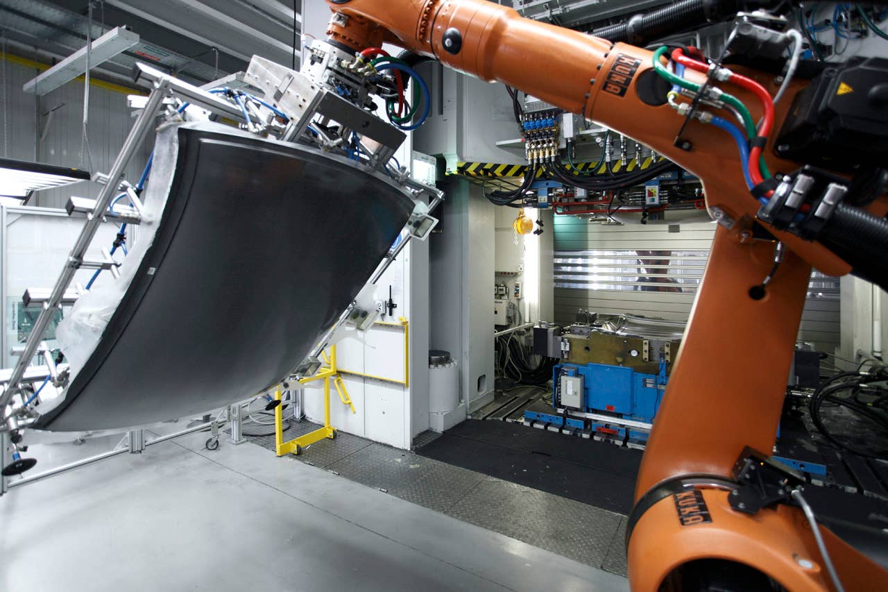 BMW plant Landshut: Milling of the carbon roof of the BMW M3(06/2010)