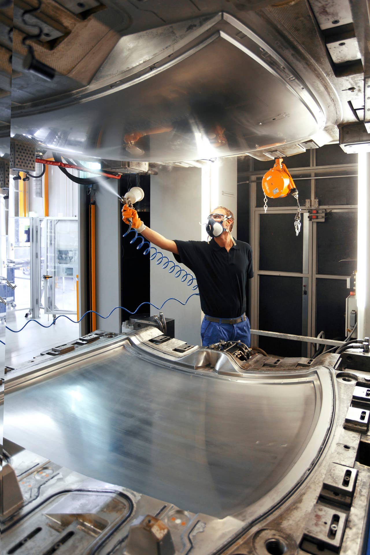 BMW plant Landshut: Separator coating in the RTM Press (Resin Transfer Mould)  (06/2010)
