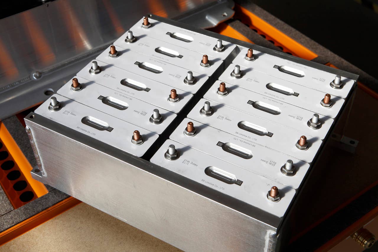 High voltage storage battery module with Lithium-Ion battery cells (06/2010)