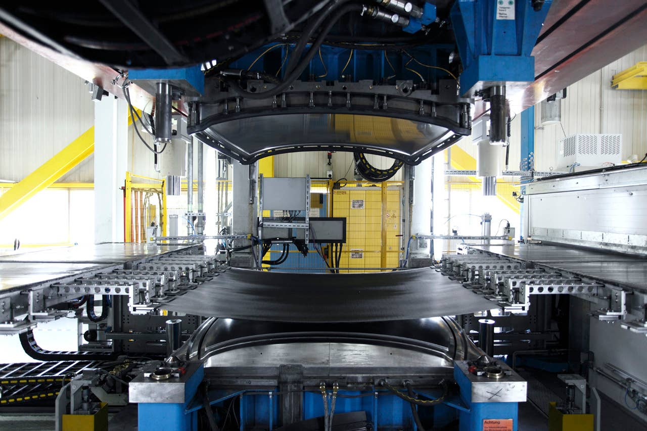 BMW plant Landshut: Preforming of the CFRP roof of the BMW M3 (06/2010)