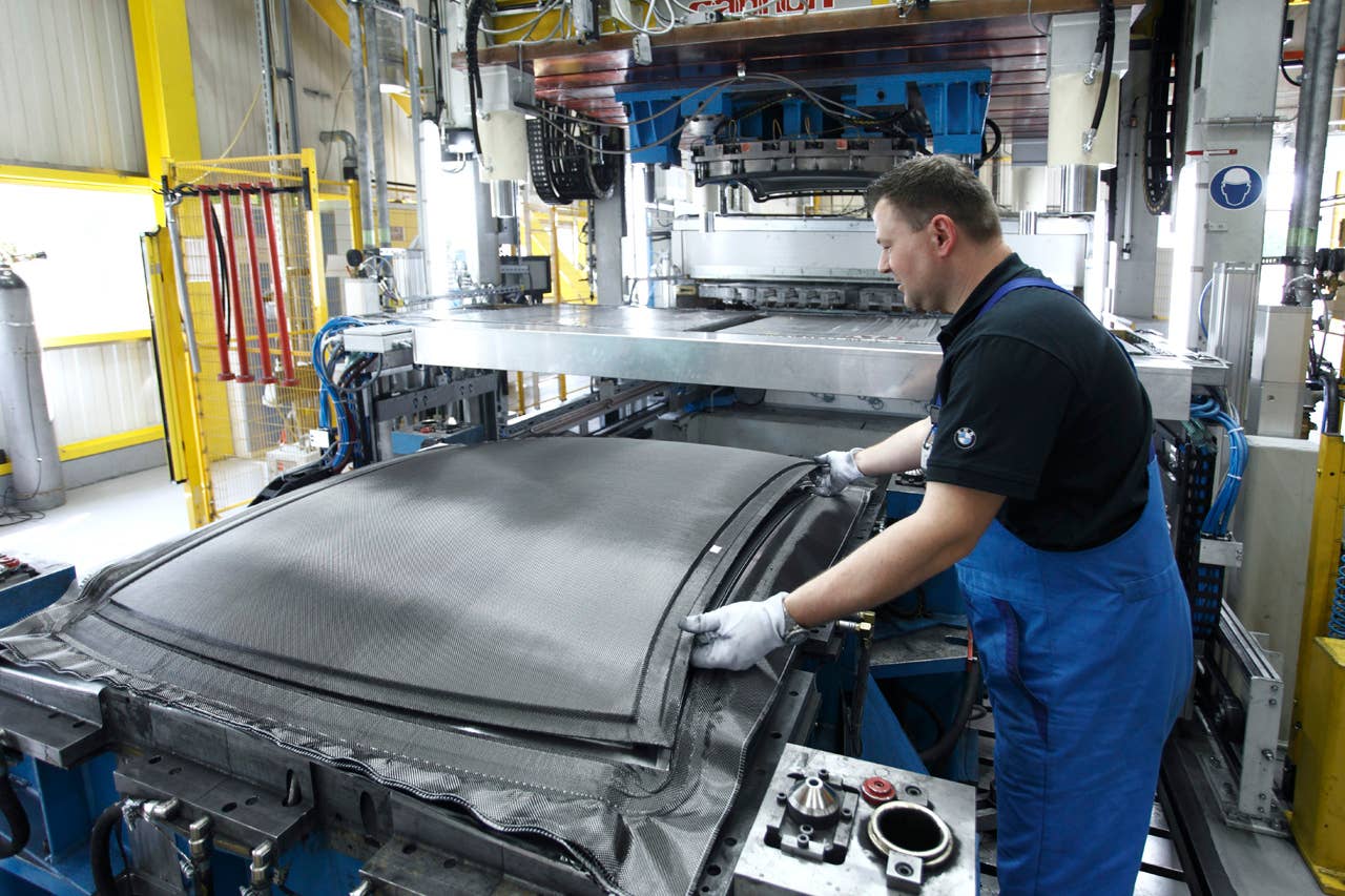 BMW plant Landshut: Preforming of the CFRP roof of the BMW M3 (06/2010)