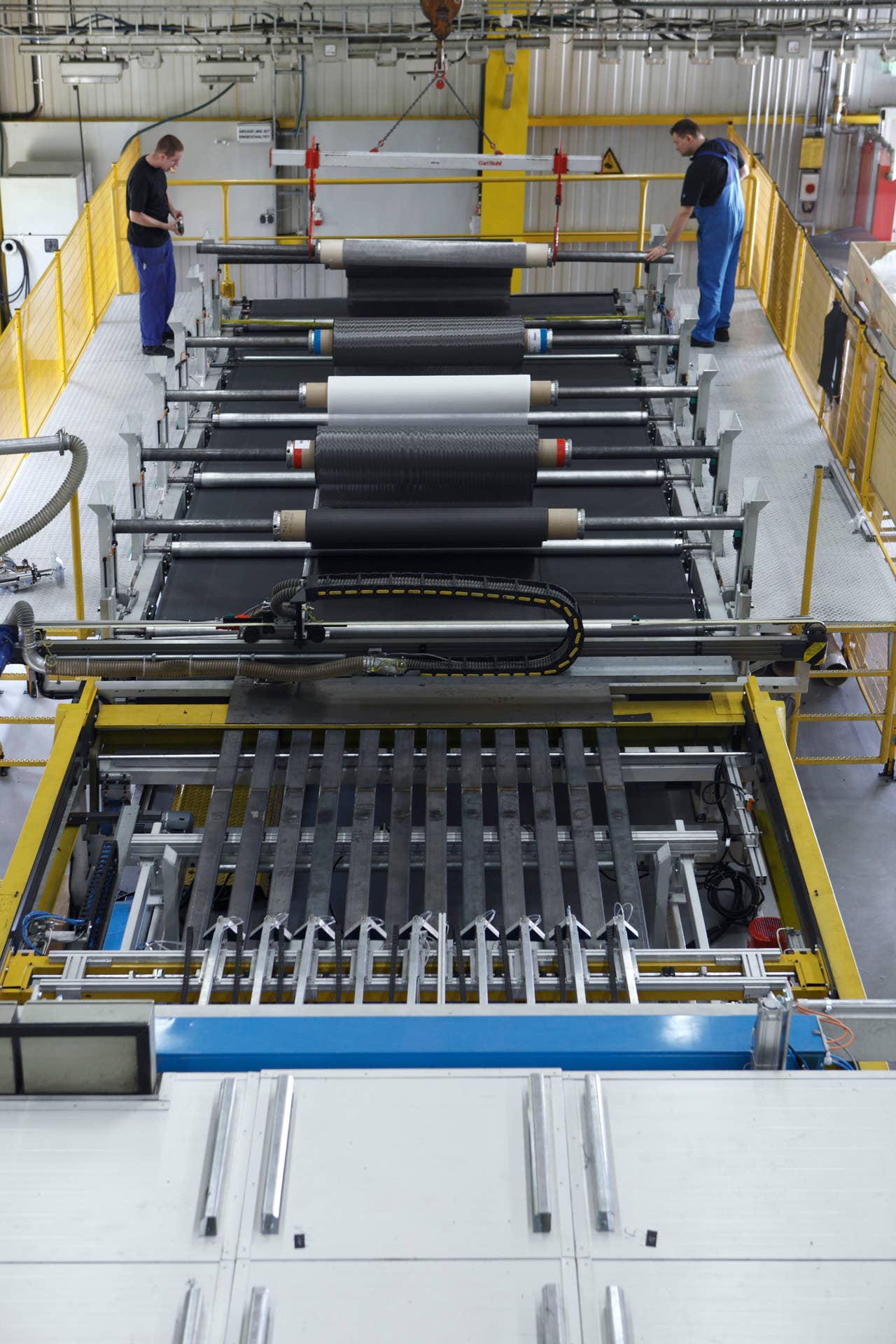 BMW plant Landshut: Layering of the CFRP roof of the BMW M3 (06/2010)