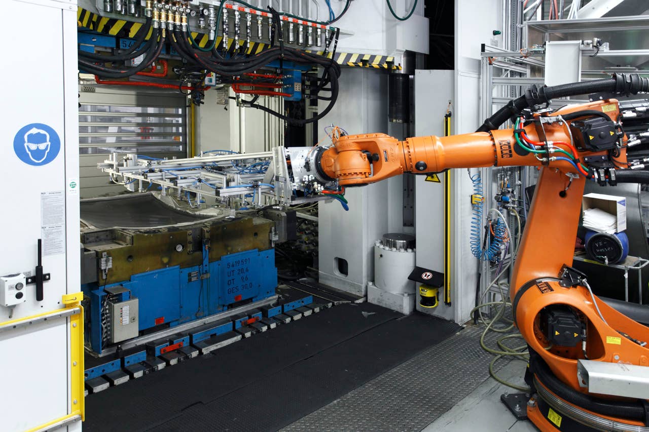 BMW plant Landshut: Removal of the CFRP roof of the BMW M3 from the RTM (Resin Transfer Moulding) press (06/2010)
