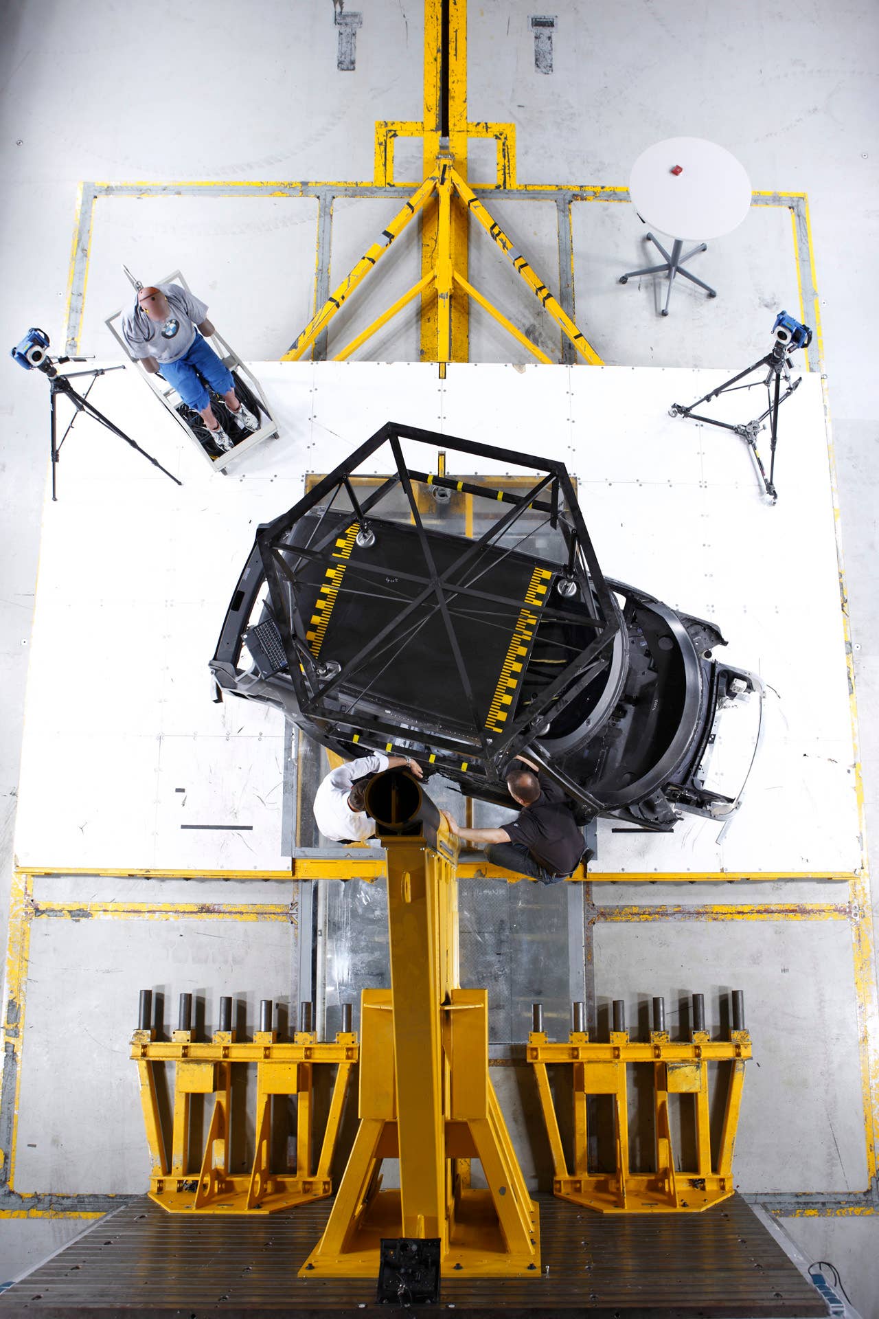 Experimental vehicle platform with body in white structure made from CFRP (06/2010)