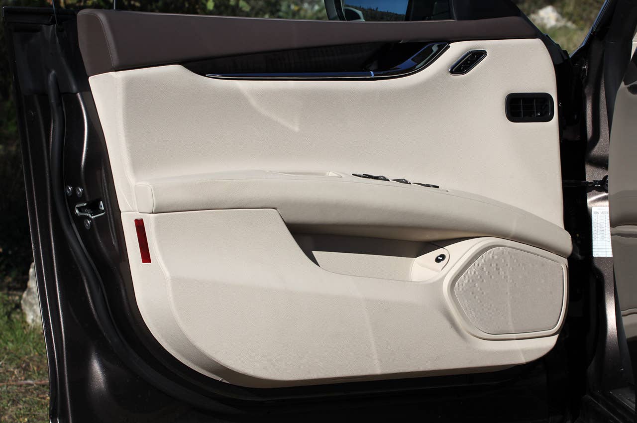 2014 Maserati Quattroporte door