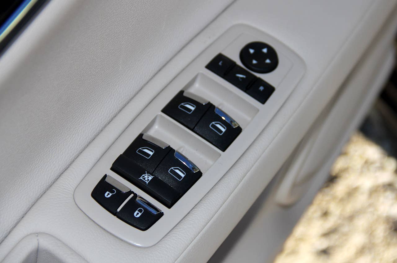 2014 Maserati Quattroporte door controls