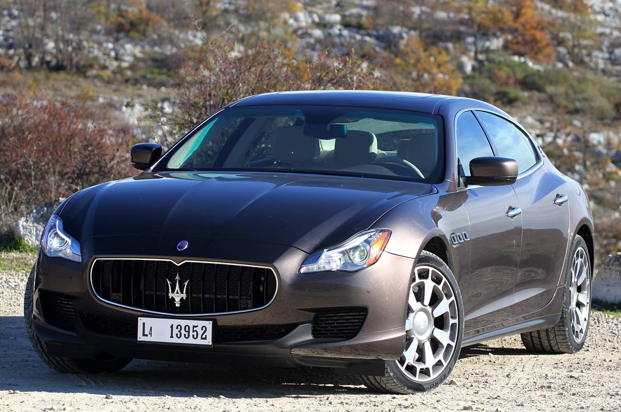 2014 Maserati Quattroporte front 3/4 view