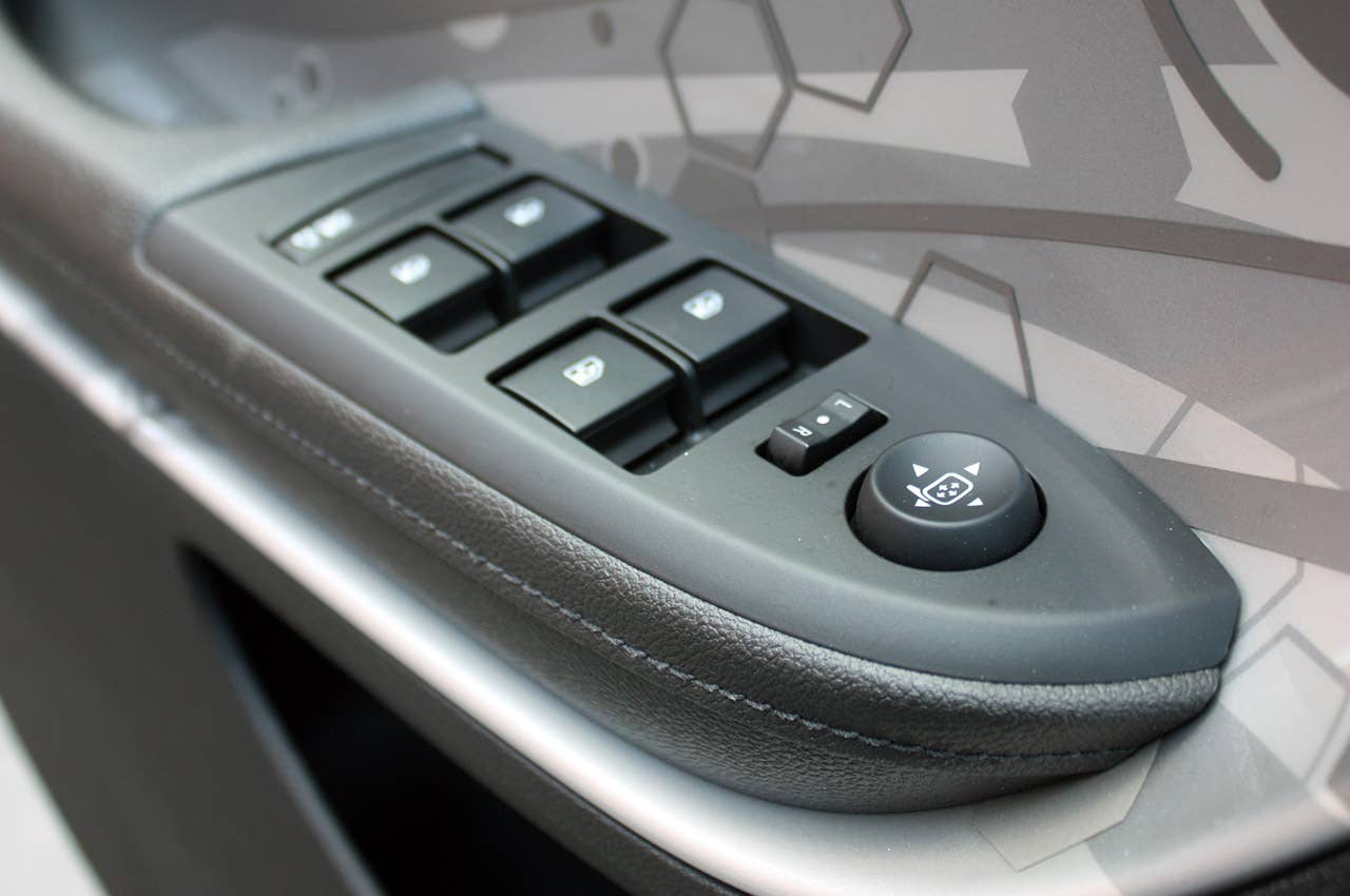 2011 Chevrolet Volt door controls