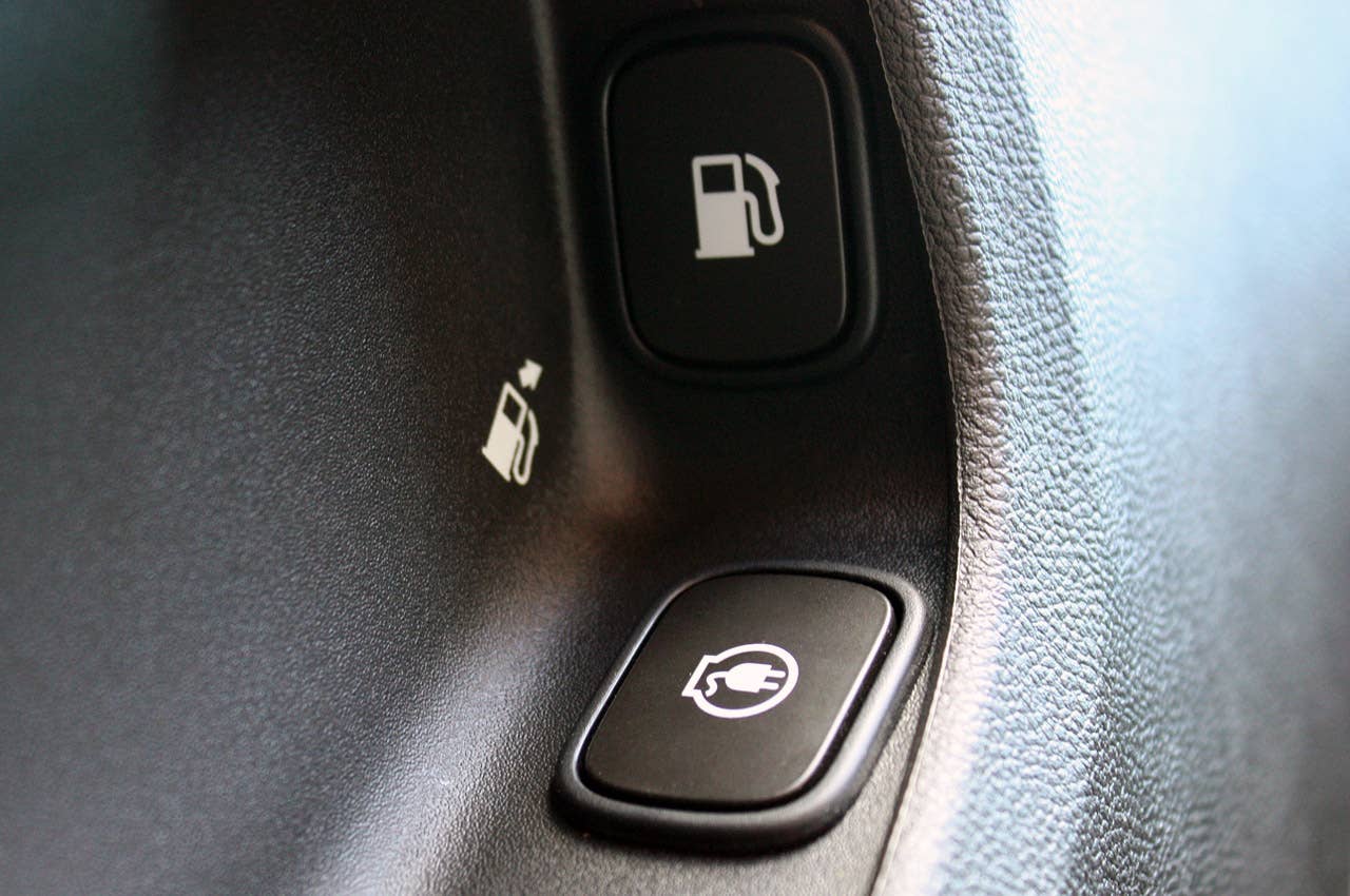 2011 Chevrolet Volt plug and fuel buttons