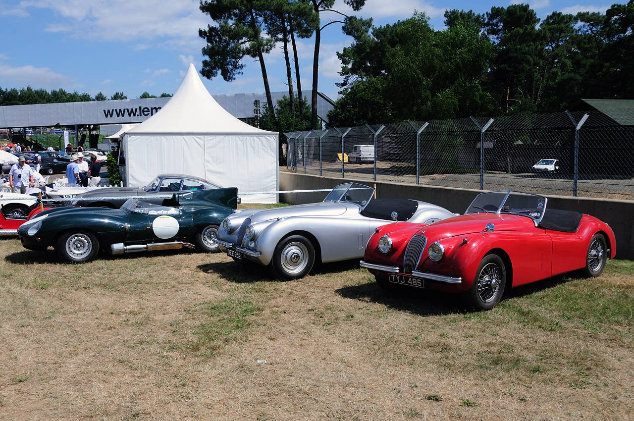 Jaguar XK120 (silver & red cars), Jaguar D-Type (dark green)