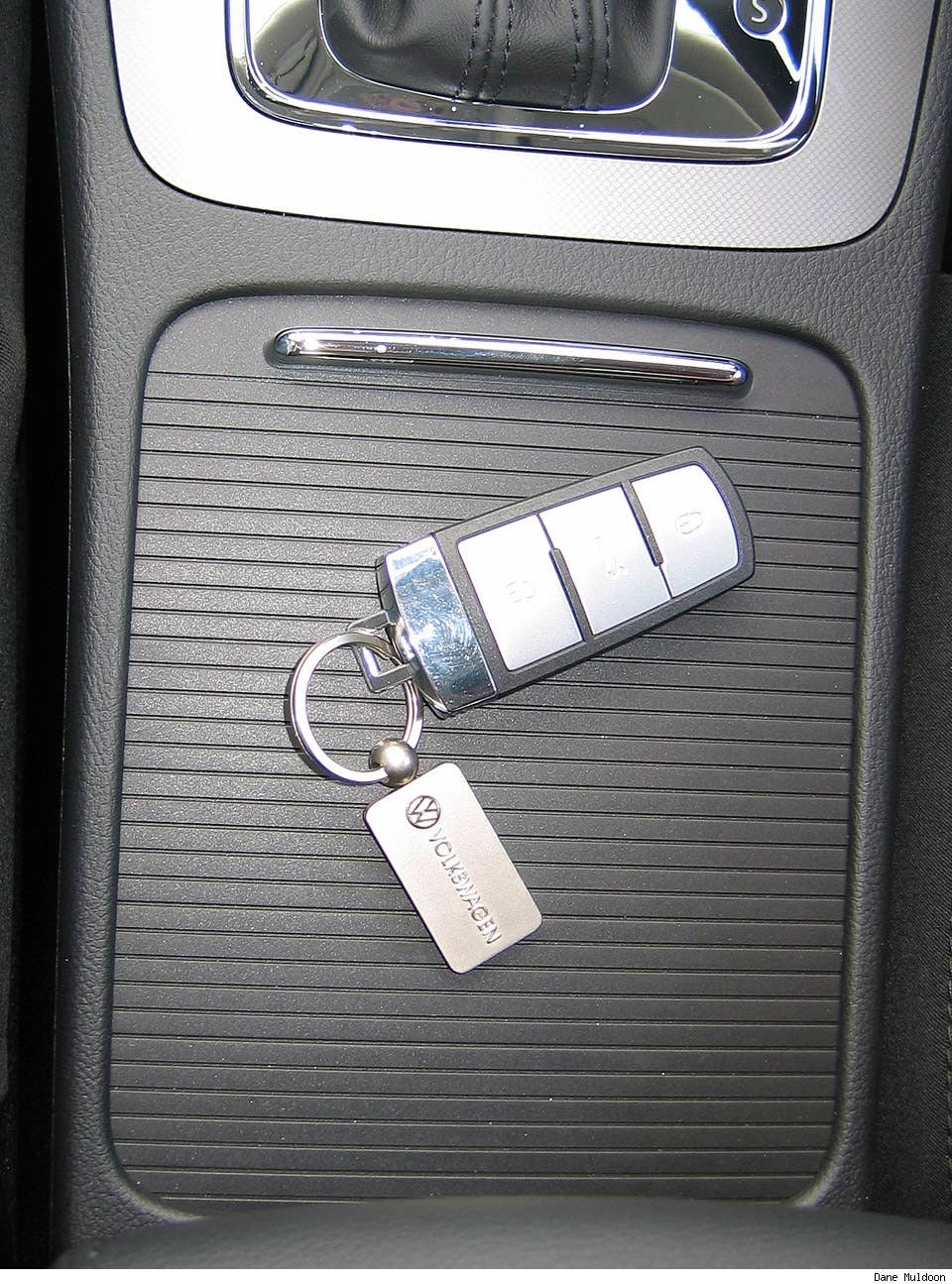 Key fob has remote lock/unlock and remote boot release. Note lack of traditional cut key appearance