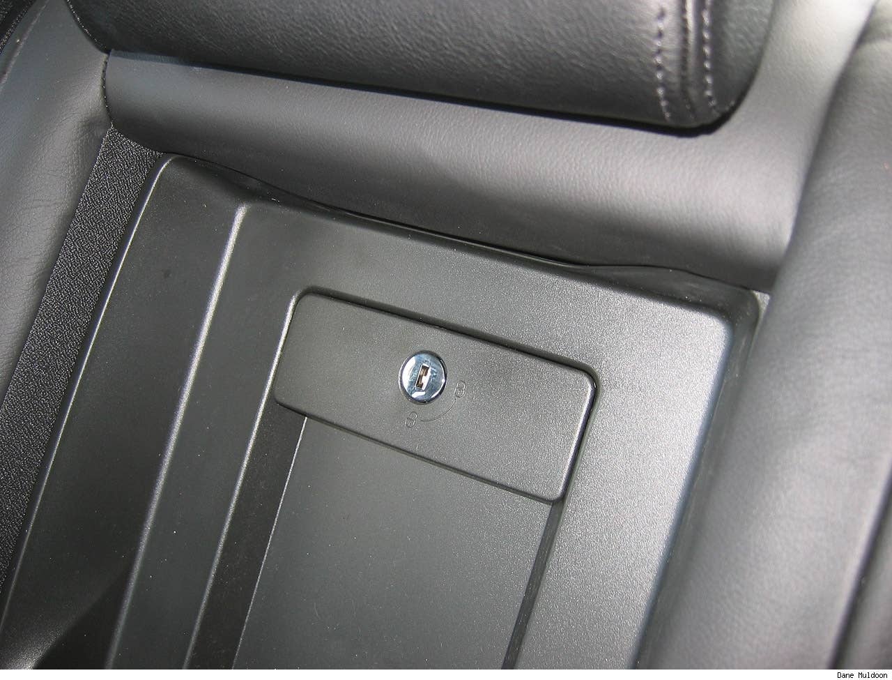 Split folding rear seat backrest (60/40), lockable load through provision for your skis