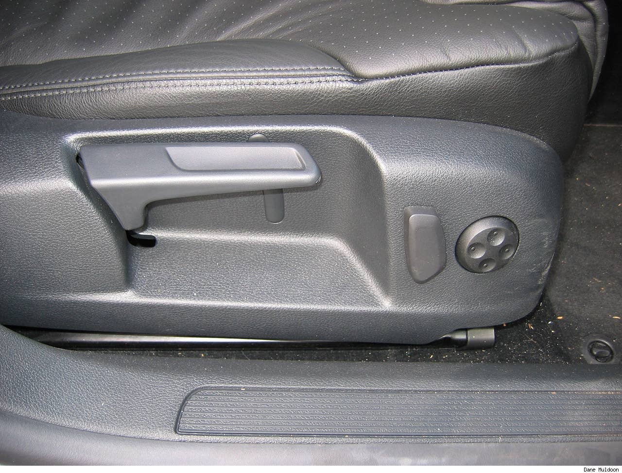 The driver's seat has 6-way electric adjustment for backrest and lumbar