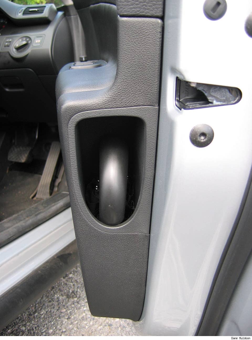Ingenious umbrella holder with drainage inside the drivers' door