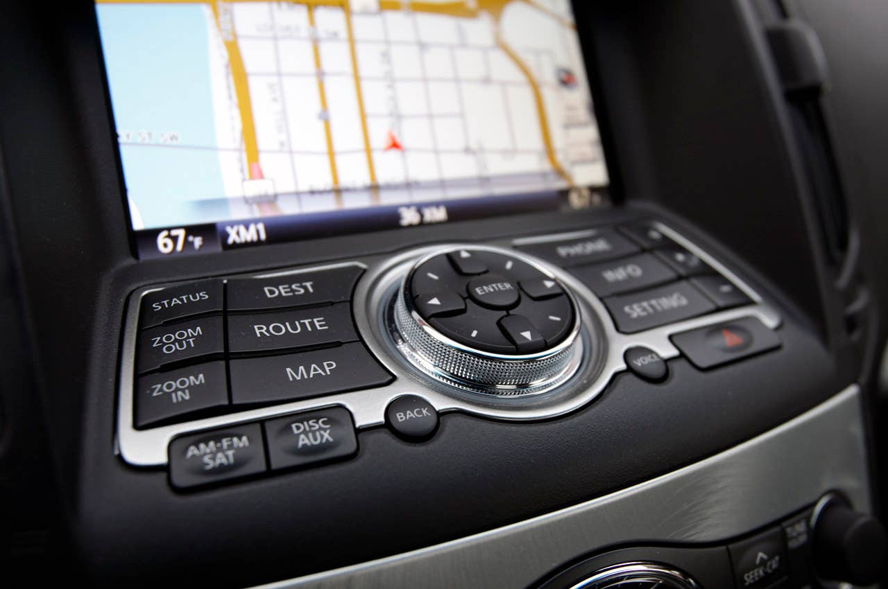 2012 Infiniti G37 IPL multimedia system controls