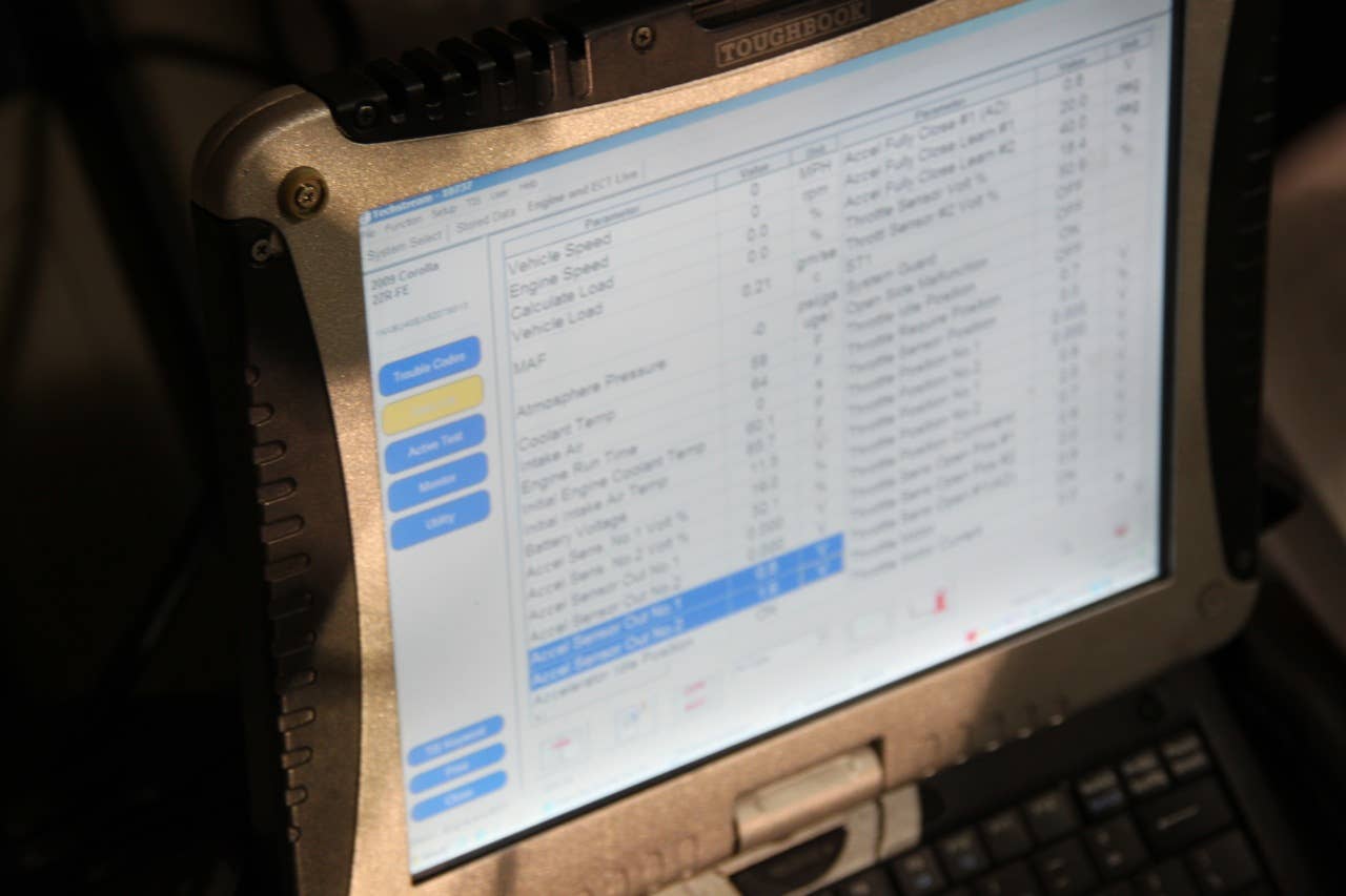 The diagnostic computer displays the voltage from the pedal position sensor.