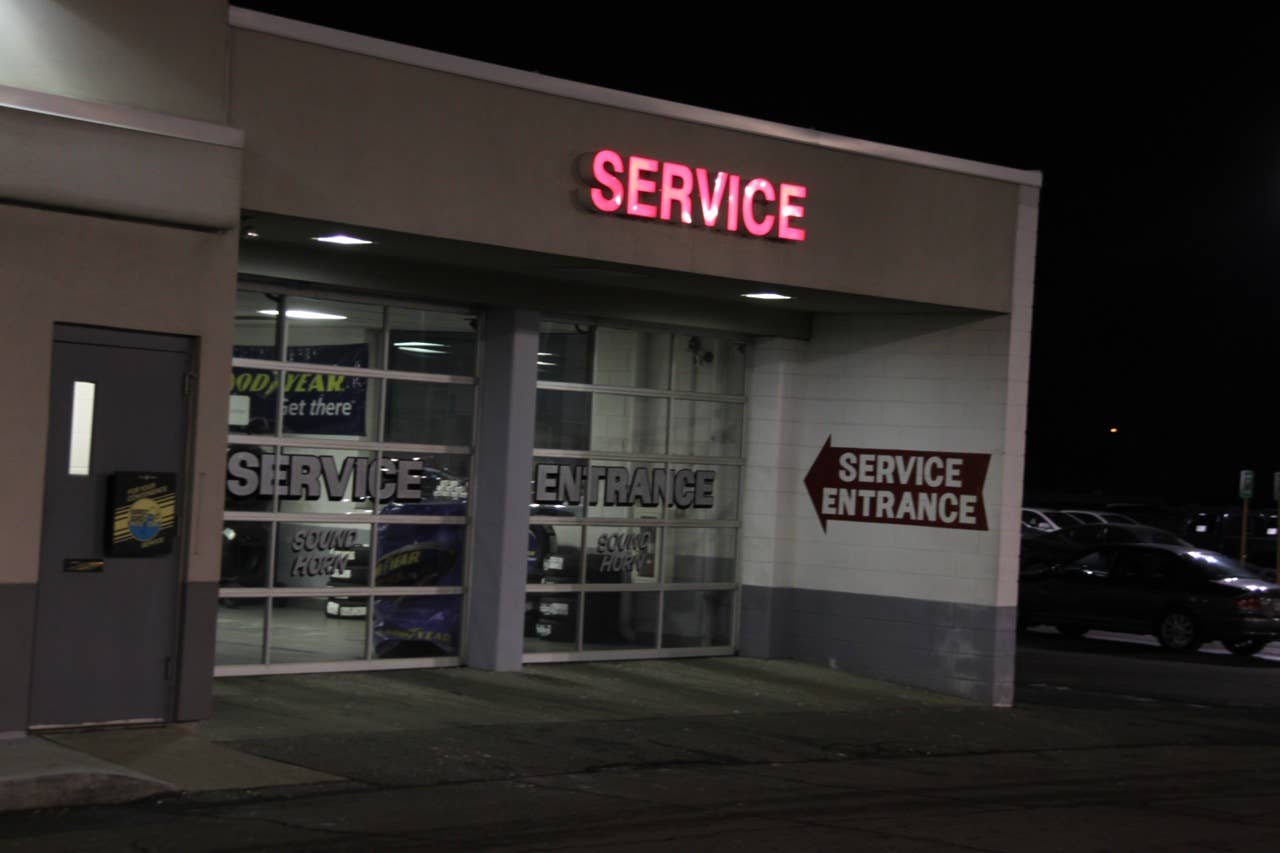 LaFontaine Toyota service department