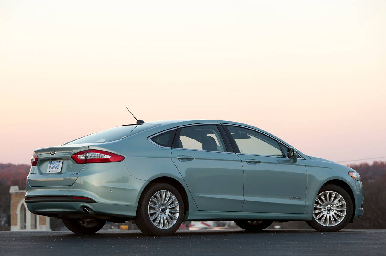 2013 Ford Fusion Hybrid SE rear 3/4 view