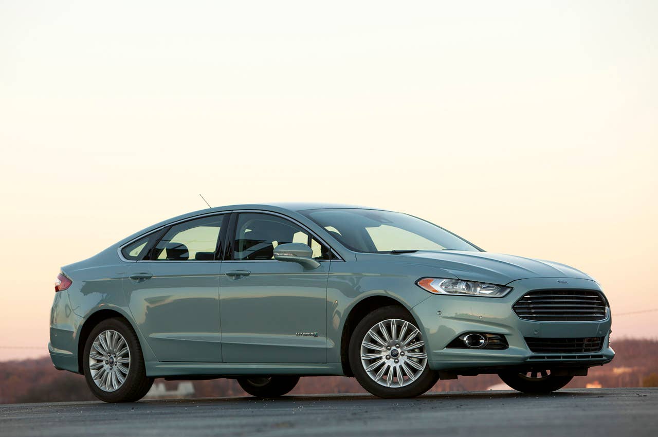 2013 Ford Fusion Hybrid SE front 3/4 view