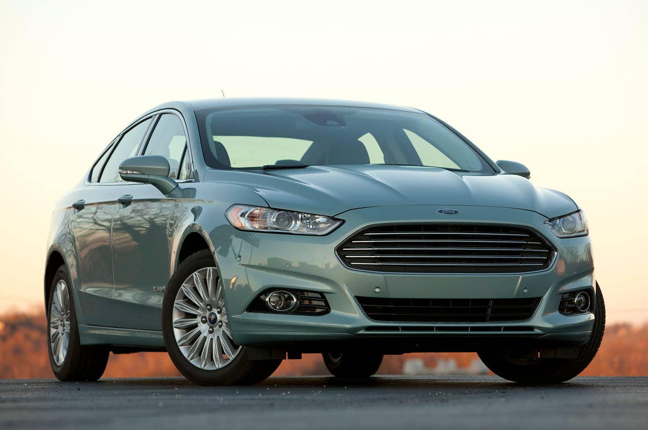 2013 Ford Fusion Hybrid SE front 3/4 view