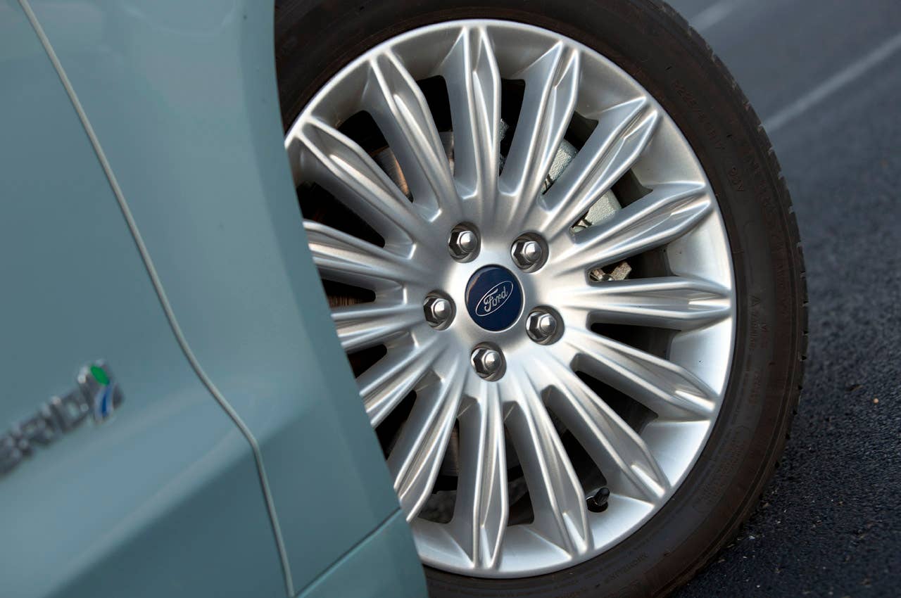 2013 Ford Fusion Hybrid SE logo