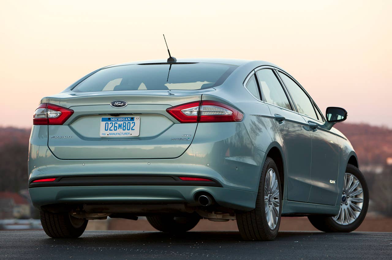 2013 Ford Fusion Hybrid SE rear 3/4 view