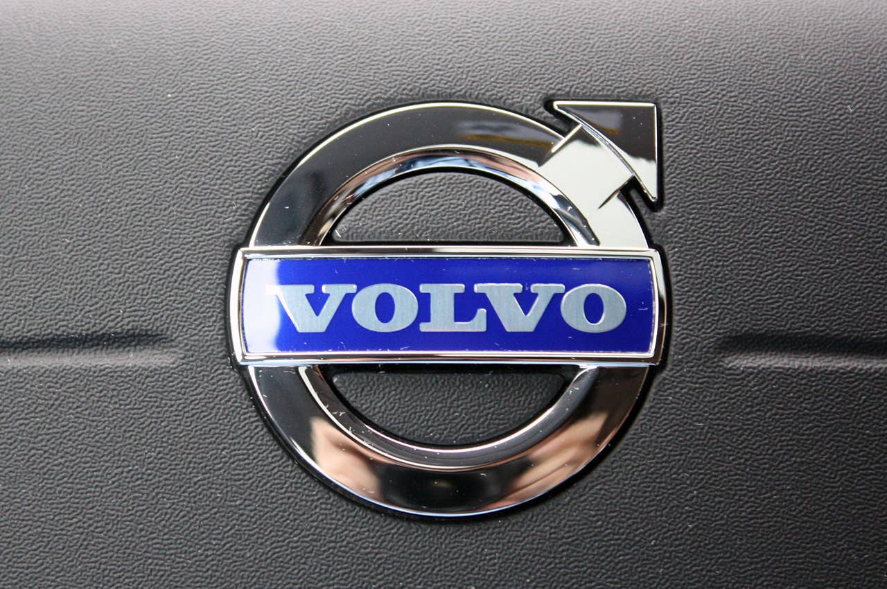 2011 Volvo S60 steering wheel logo