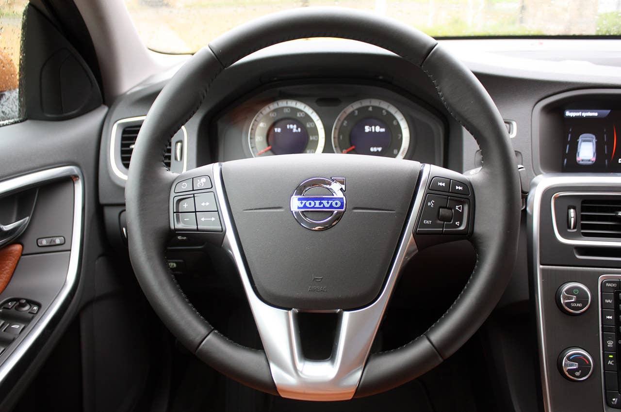 2011 Volvo S60 steering wheel
