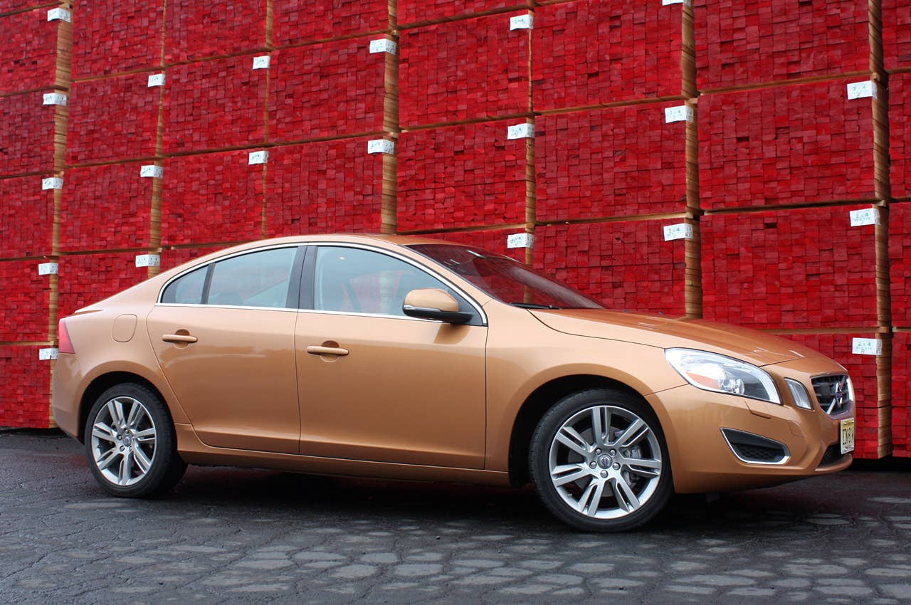 2011 Volvo S60 front 3/4 view