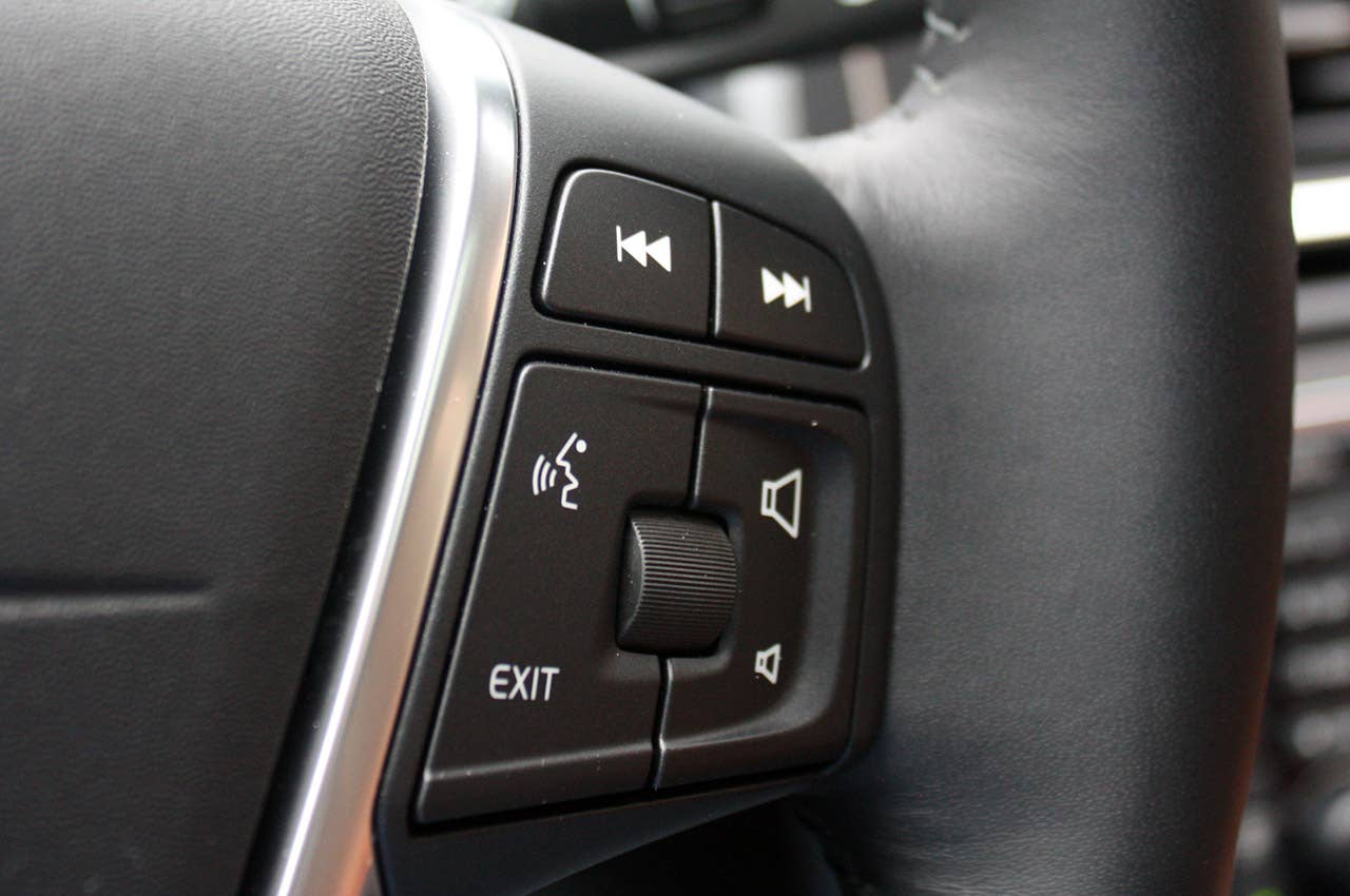 2011 Volvo S60 steering wheel detail